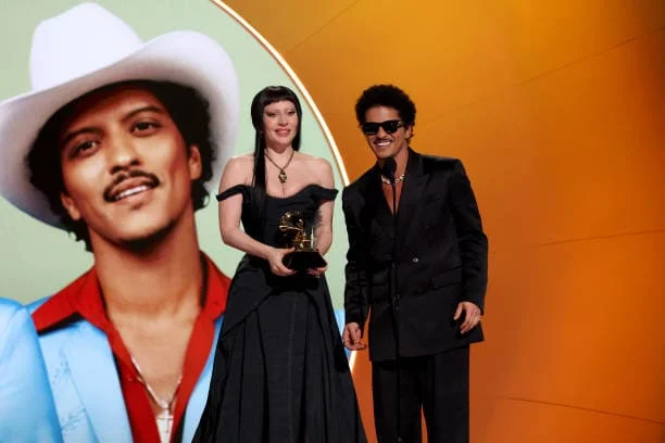La Química Perfecta: Bruno Mars y Lady Gaga Dominan el 2025 con Die With A Smile