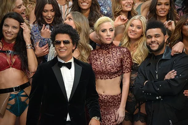 La Química Perfecta: Bruno Mars y Lady Gaga Dominan el 2025 con Die With A Smile